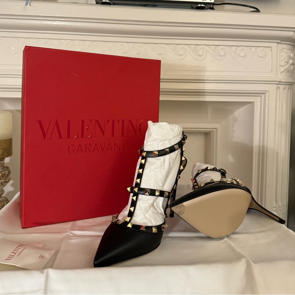 NEW Beautiful Authentic Valentino Garavani Black Leather Gold Rock Stud Heels